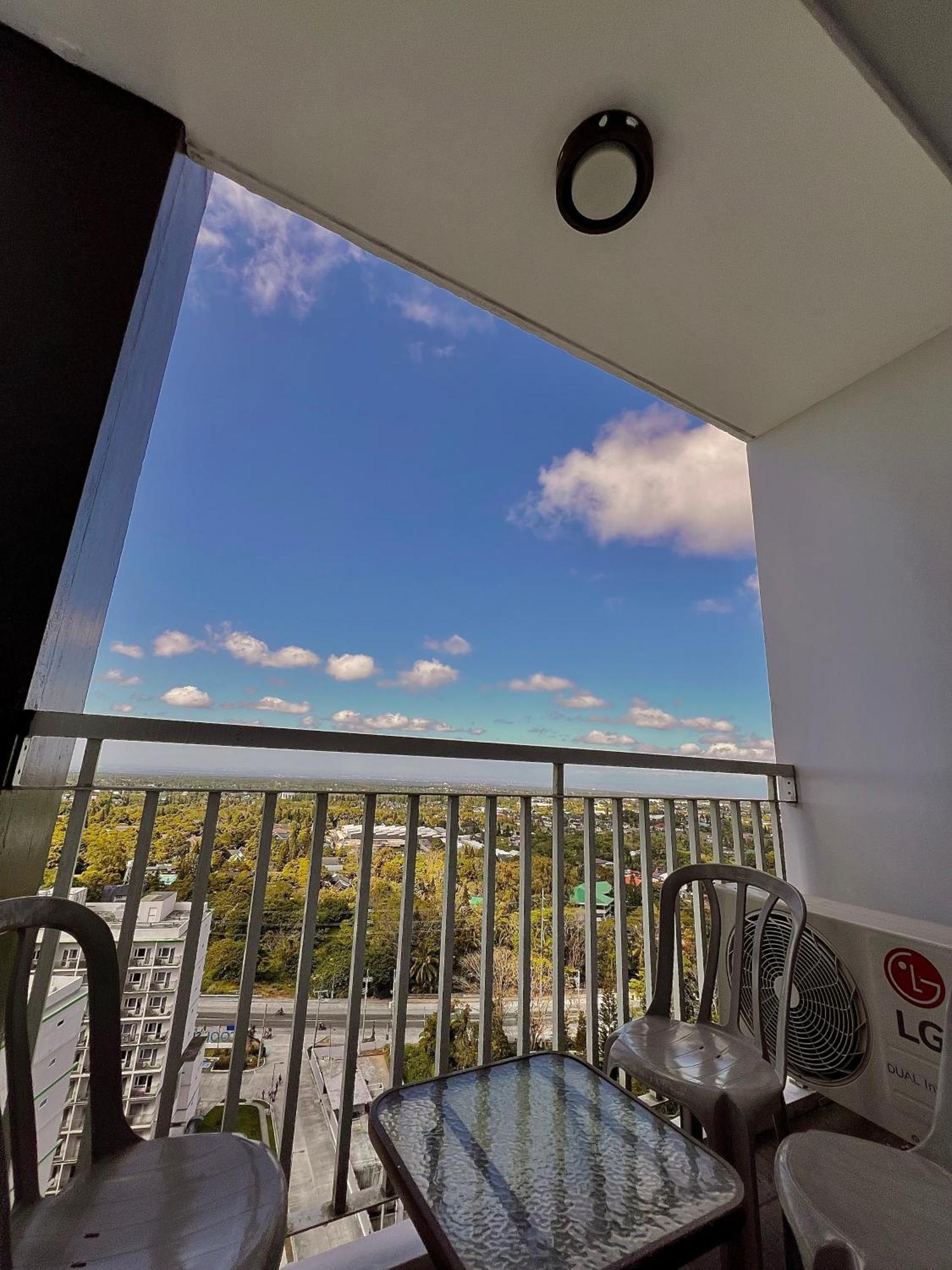 The Pallet House, Wind Residences Tagaytay タガイタイ エクステリア 写真